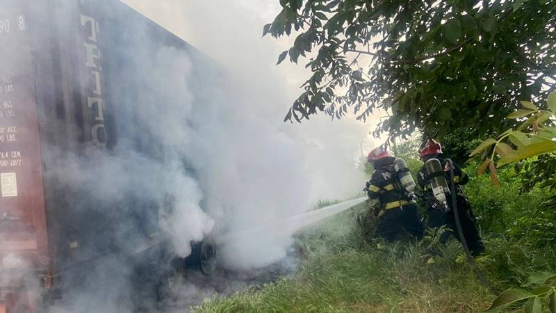 (VIDEO) JUDEȚUL TULCEA. Incendiu la remorca unui TIR: pompierii s-au luptat timp de două ore cu flăcările