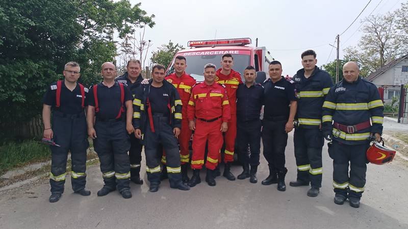 (FOTO) Ei sunt eroii zilei! Pompierii constănțeni au salvat un copil și doi adulți căzuți într-o fântână
