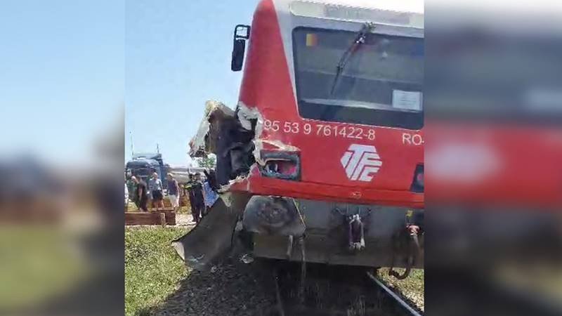 Un tren în care se aflau 40 de călători a lovit un camion încărcat cu piatră, la Tuzla