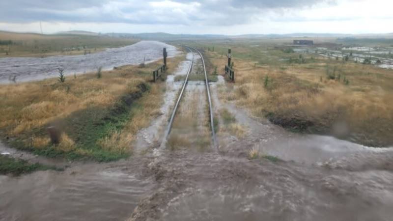 Trenurile Medgidia-Tulcea, suspendate din cauza avariilor provocate de furtuni