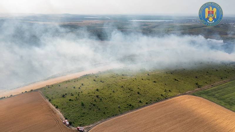 (FOTO) Incendiu de vegetație uscată în apropiere de municipiul Tulcea