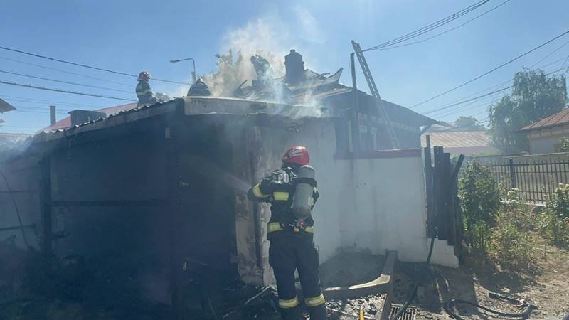 (FOTO/VIDEO) TULCEA. Incendiu la o anexă gospodărească, după un scurtcircuit: flăcările s-au extins și la o casă