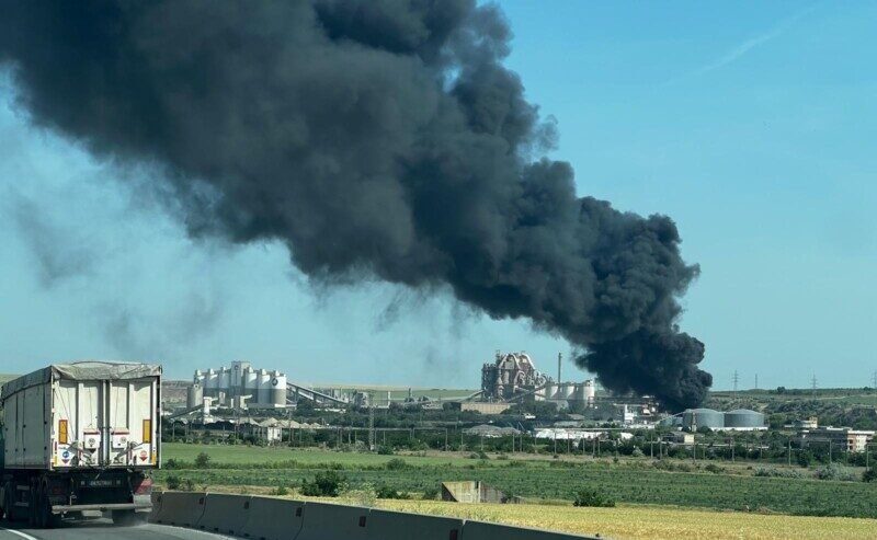 UPDATE! Incendiu puternic în incinta fabricii de ciment din Medgidia – a fost emis un mesaj Ro Alert din cauza degajărilor mari de fum