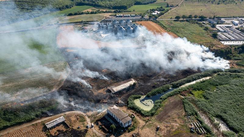 (FOTO/VIDEO) Intervenție contracronometru a pompierilor tulceni pentru lichidarea unui incendiu la un lan de grâu, cu posibilitate de propagare la depozite de cereale și o stație GPL