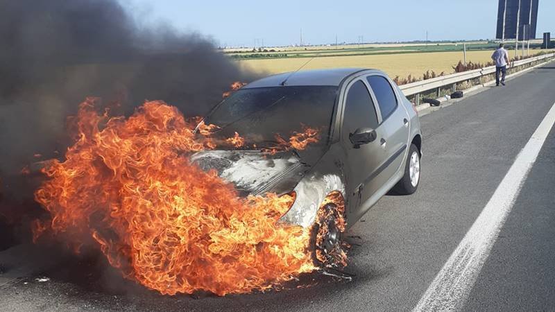 O mașină a fost cuprinsă de flăcări, pe autostrada A4