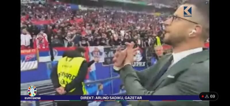 EURO 2024. Un jurnalist a rămas fără acreditare după ce a imitat vulturul albanez în faţa unei tribune pline de suporteri sârbi
