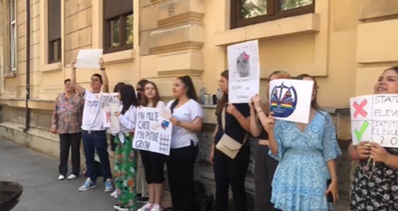 Protest al elevilor la Ministerul Educaţiei, nemulţumiţi de Statutul elevului. Proiectul prevede camere de detenţie pentru cei cu un comportament neadecvact