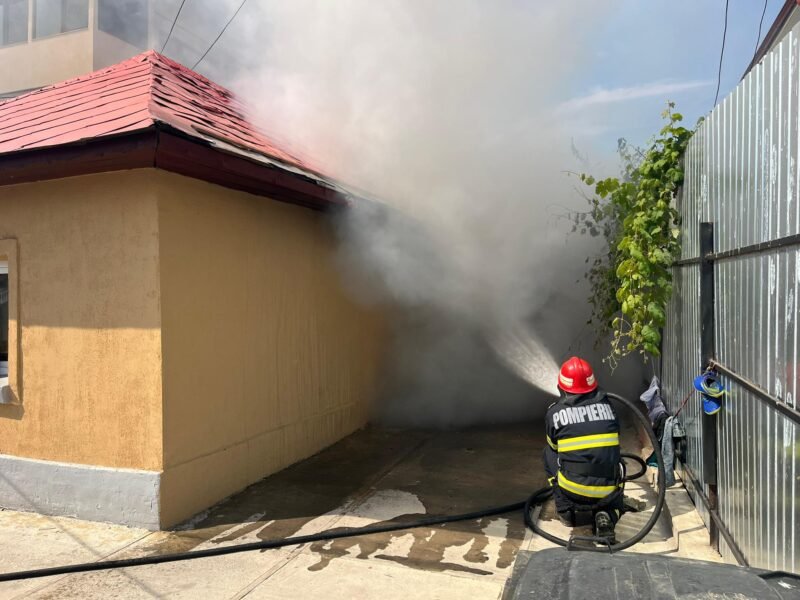 TULCEA. Locuinţă cuprinsă de flăcări – pompierii au reuşit să împiedice ca incendiul să se extindă la gospodăriile din apropiere