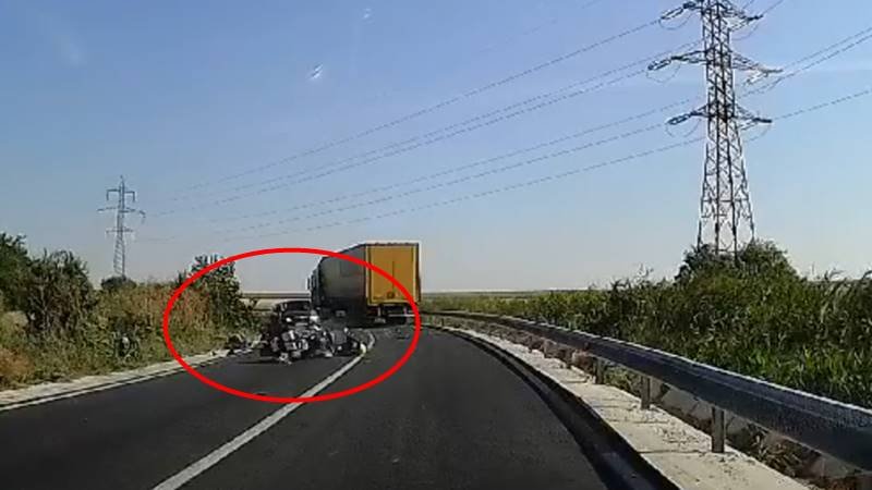 (VIDEO) Accidentul în care au fost implicate trei motociclete și un TIR, surprins de o cameră de bord: o femeie de 52 de ani este în stare gravă