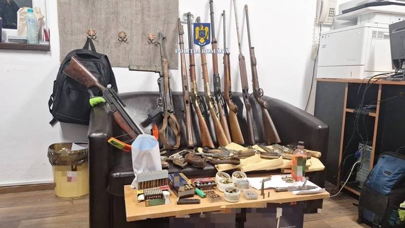 TULCEA. 21 de arme, 780 de gloanțe și mitraliere germane din Al Doilea Război Mondial, găsite în locuința unui bărbat de 70 de ani