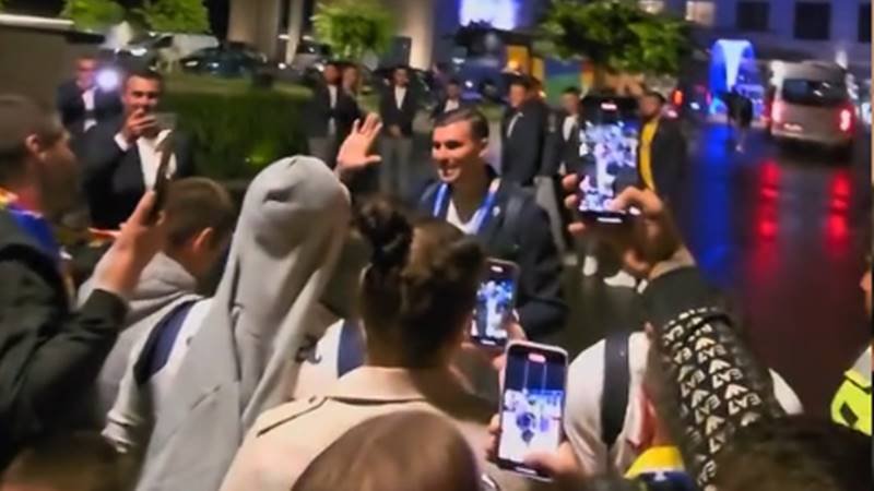 (VIDEO) Momente emoționante în Germania: suporterii români i-au cântat „La mulți ani” lui Florin Niță – Mesajul soției: „Acum avem vara ta istorică”