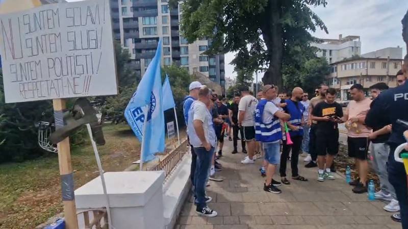 Protest în fața IPJ Constanța. Președintele SIDEPOL: „Polițiștii au simțit că sunt bătaia de joc a sistemului”. Dumitru Bîltag: „Vin cu drag în fața oamenilor pentru că nu m-am născut inspector șef”