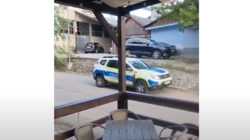 Incident șocant la o înmormântare: un tânăr și-a atacat mama, tatăl și sora