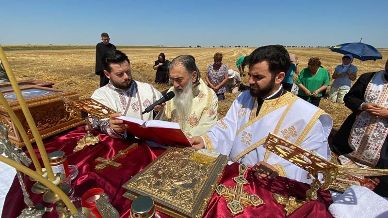 (FOTO) ÎPS Teodosie s-a rugat, din nou, pentru ploaie, pe un câmp din apropierea localității Cumpăna