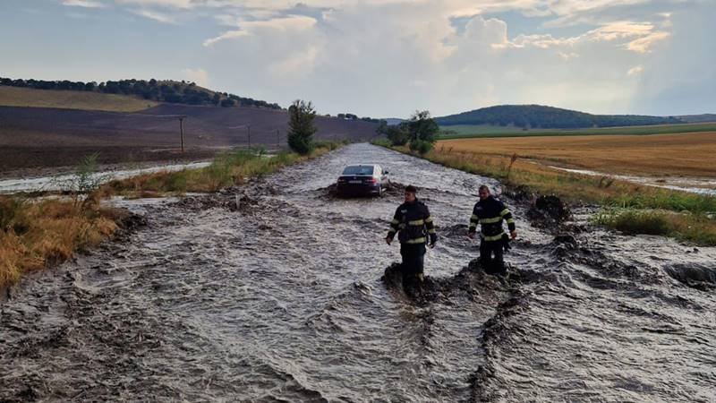 (FOTO/VIDEO) Furtuna a făcut ravagii și în județul Tulcea: 12 autoturisme și un microbuz au fost surprinse de viitură