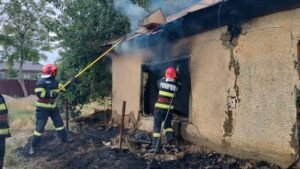 (FOTO) Incendiu la o casă din județul Tulcea: flăcările au izbucnit de la o țigară