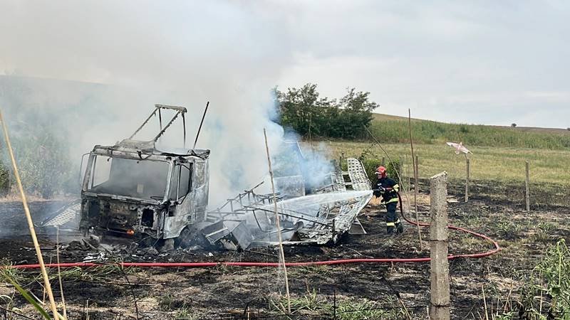 (FOTO/VIDEO) JUDEȚUL TULCEA. Un camion în care erau transportați 80 stupi a fost cuprins de flăcări