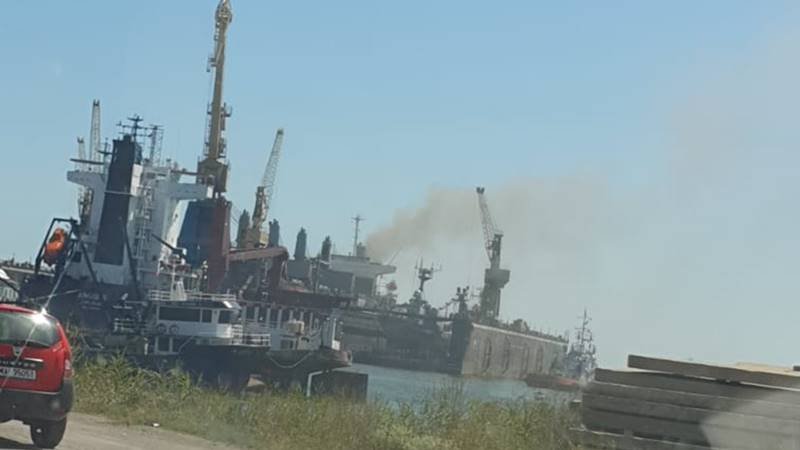 (VIDEO) Alertă în Șantierul Naval Midia! Un vapor a fost cuprins de flăcări: pompierii caută patru persoane posibil surprinse în interior