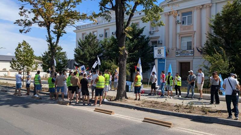 CONSTANȚA. Protest al sindicaliștilor din Poliție în fața sediului IPJ: logistica precară și planificarea nelegală a orelor de muncă, printre nemulțumiri – răspunsul instituției