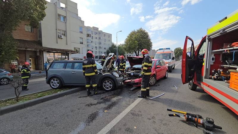 (FOTO/VIDEO) Accident pe bulevardul Mamaia: trei persoane au ajuns la spital