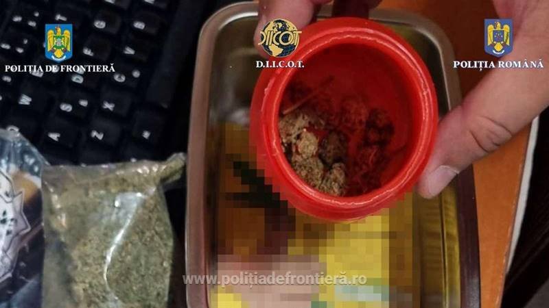 (FOTO) Cetățean german prins în timp ce încerca să iasă din România cu 80 de grame canabis, prin PTF Ostrov