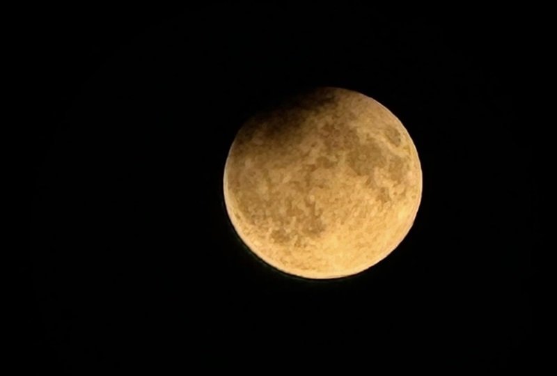 Cum s-a văzut “Super Luna” şi eclipsa parţială de lună de noaptea trecută