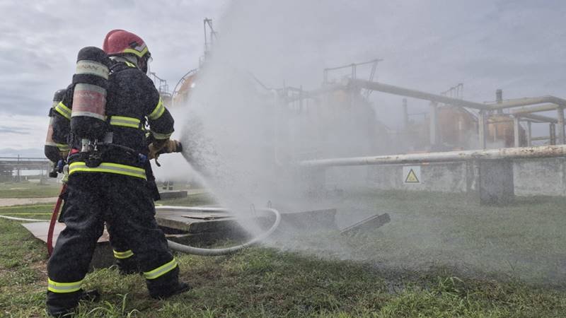 Exercițiu complex la rafinăria Petromidia Năvodari. Potrivit scenariului, pompierii au fost chemați în urma degajării unui nor de gaz petrolier lichefiat