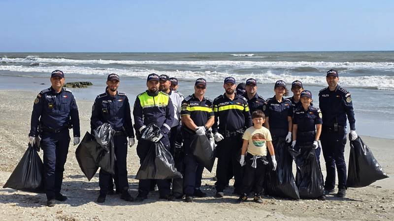 (FOTO) O altfel de misiune pentru polițiștii Constănțeni: au strâns gunoaiele de pe plaja Corbu, în cadrul campaniei World Cleanup Day