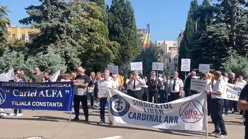 CONSTANȚA. Angajații Autorității Navale Române protestează în fața Prefecturii: sindicaliștii cer salarii mai mari