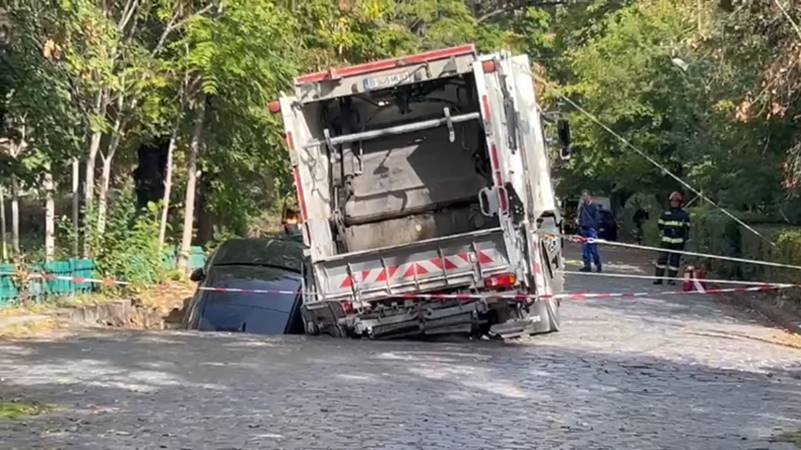 (VIDEO) Incident grav în București: o mașină a căzut într-o groapă, după ce asfaltul s-a surpat brusc – o femeie și copilul ei de 5 ani se aflau lângă autoturism