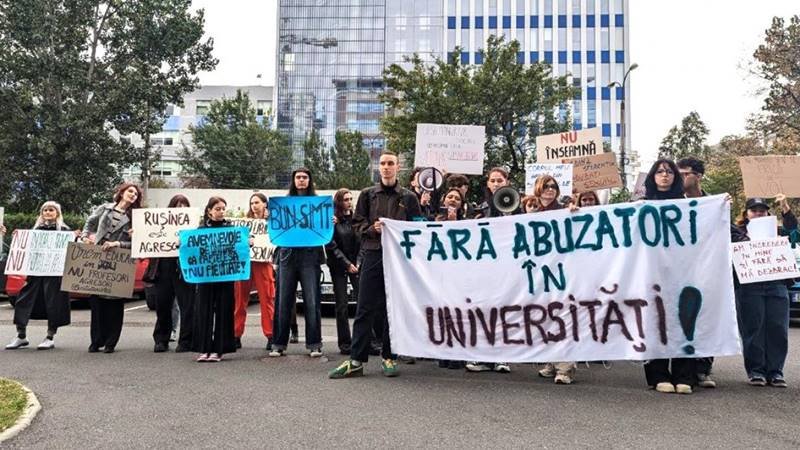 (VIDEO) Protest la deschiderea noului an universitar de la SNSPA: „Fără abuzatori în universități”