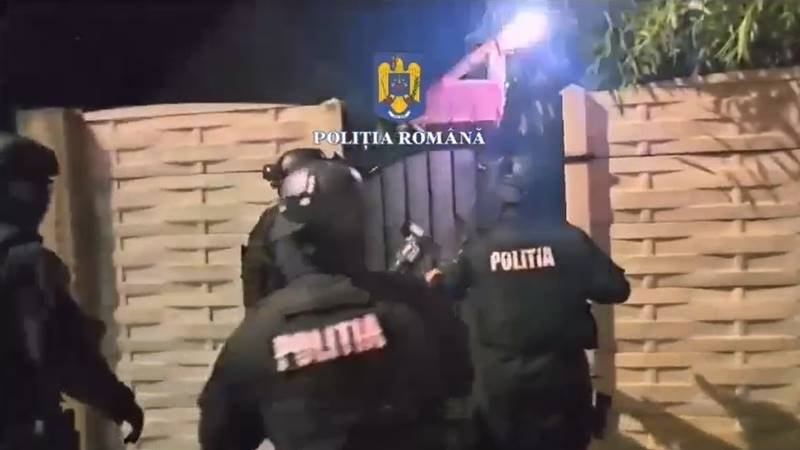 (FOTO/VIDEO) Razii de amploare la persoane suspectate de mai multe infracțiuni: s-au găsit arme și substanțe interzise – la acțiune au participat și jandarmii constănțeni