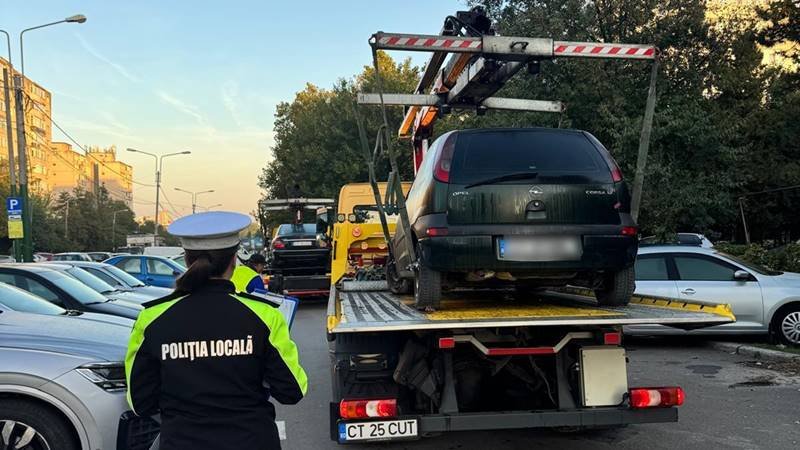 (FOTO) CONSTANȚA. 20 de vehicule abandonate sau fără stăpân au fost ridicate de pe domeniul public