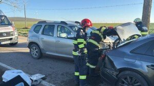 (FOTO/VIDEO) Accident între două mașini, în județul Tulcea: un tânăr de 28 de ani a ajuns la spital