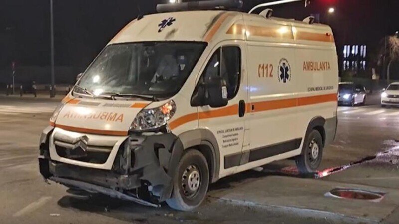 Accident în Constanţa între o ambulanţă şi o maşină. Şoferul autoturismului şi pasagera din dreapta au ajuns la spital