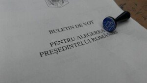 Noi incidente electorale la Constanța: mesaje care îndeamnă la votarea unui anumit candidat, fotografii în cabina de vot și băuturi alcoolice vândute în apropierea secțiilor de votare