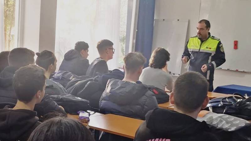 Polițiștii au desfășurat acțiuni de prevenire a bullying-ului și violenței în școli, în unități de învățământ din Constanța și Năvodari