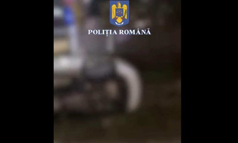 CONSTANŢA. Un şofer a efectuat un viraj la stânga peste marcajul continuu – poliţiştii au pornit în urmărirea lui! “Cursa” s-a încheiat într-un şanţ