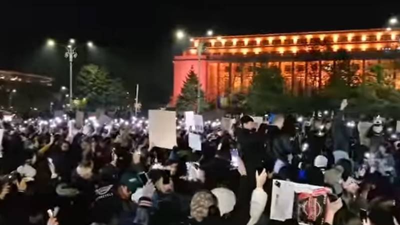 (VIDEO) A treia zi de proteste anti Călin Georgescu în București și alte orașe din țară: „SRI, rușine mare, ești complice la trădare”