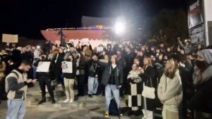 (VIDEO) Sute de tineri au protestat în Piața Universității împotriva lui Călin Georgescu: „20% nu ne fură țara”