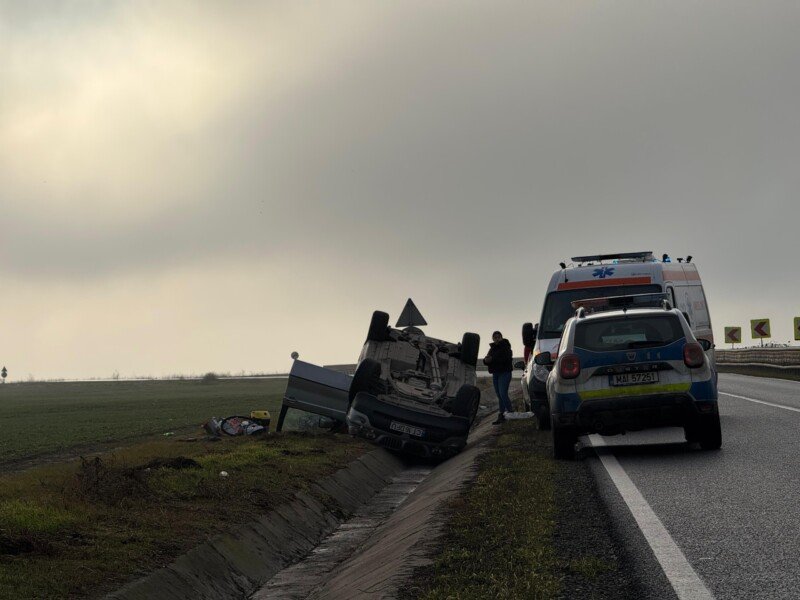 Accident în judeţul Constanţa. O maşină s-a răsturnat – sunt implicate trei persoane