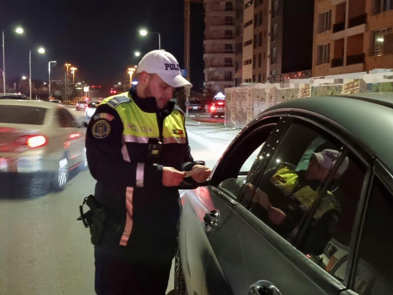 Acţiuni de amploare ale poliţiştilor constănţeni, în weekend. Au fost aplicate 902 amenzi, 76 de şoferi au rămas fără permis