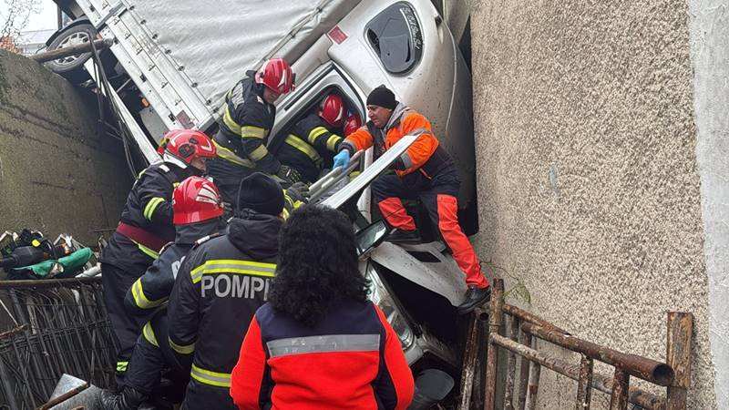 Accident cumplit în Tulcea. Un bărbat a murit după ce a căzut cu autoutilitara aproximativ trei metri și s-a izbit de un restaurant