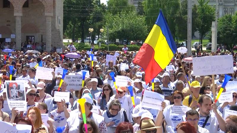 Sindicatele din învățământ amenință cu proteste dacă Guvernul blochează creșterile salariale ale profesorilor și drepturile obținute prin lege