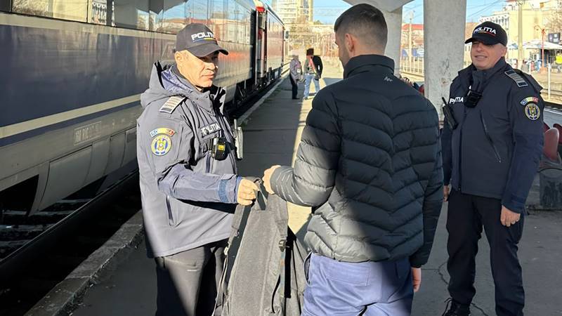 CONSTANȚA. Doi polițiști au ajutat un bărbat să-și recupereze bagajul uitat în tren: „Au dat dovadă de un profesionalism desăvârșit”