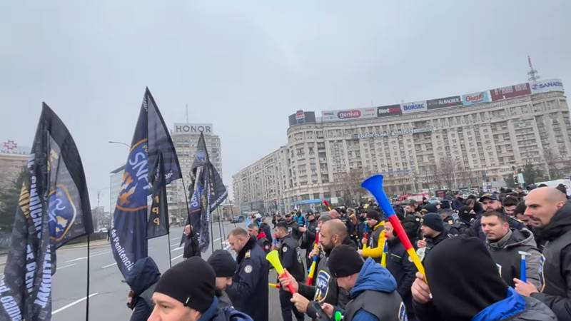 (VIDEO) Sindicaliștii din Poliție protestează în Piața Victoriei, împotriva „Ordonanței trenuleț”: sunt nemulțumiți din cauza diminuărilor salariale și neindexării pensiilor