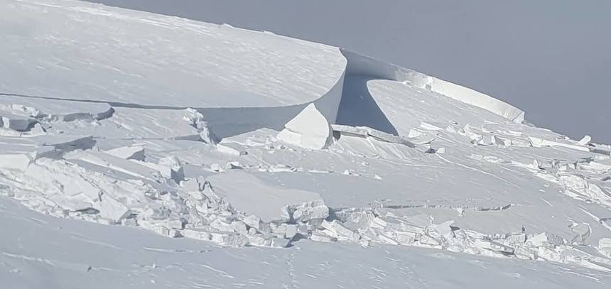 Risc mare de avalanşă în Bucegi, Ciucaş şi Munţii Baiului. Salvamontiştii avertizează turiştii să nu schieze în afara pistelor