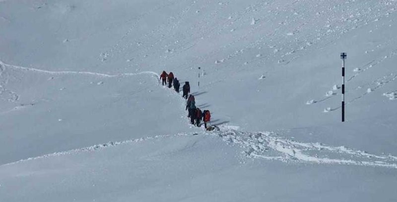 Turişti din Constanţa, ajutaţi de către salvamontişti să parcurgă traseul de la o cabană la telecabina Babele. “Nu vă aventuraţi pe traseele turistice montane de mare altitudine”