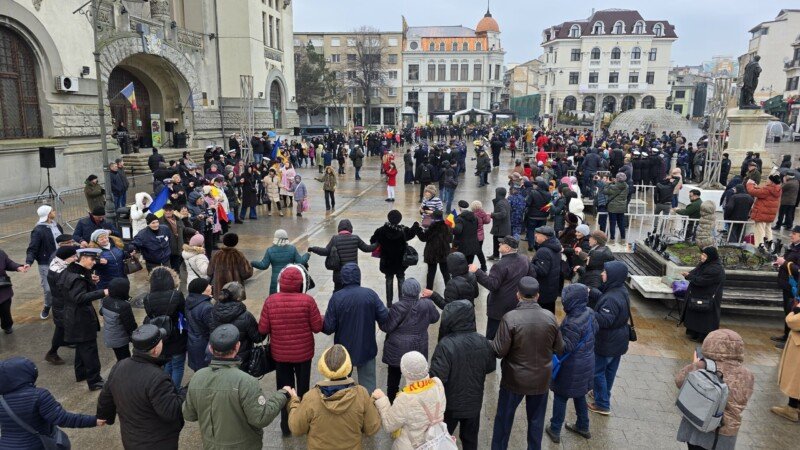 Pentru câteva momente, constănţenii au uitat de politică şi neajunsuri. Şi-au dat mâna într-o horă a unirii