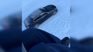 Polițiștii din Borșa s-au sesizat din oficiu și îl caută pe șoferul care a urcat cu BMW-ul pe pârtia de schi